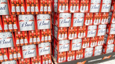 Bordeaux, Fransa - 08 18 2023: tomurcuk amblemi ve markalı metin yığınla bira şişesi paketi palette Amerikan Budweiser biralarının toplu satışı için süpermarkete gidiyor.