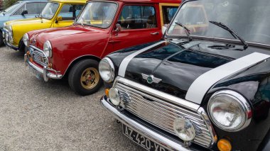 Pau, Fransa - 08 17 2023: Mini Cooper yarış hatchback model eski aracın önünde antik araba logosu ve işaret kanatları gösteriyor