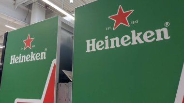 Bordeaux, Fransa - 08 19 2023: Reklam paneli süpermarketinde Heineken logosu ve açık renkli bira işareti