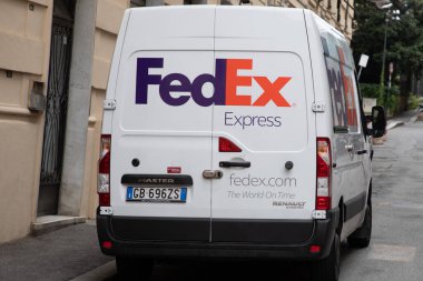 Bordeaux, Fransa - 08 18 2023: Fedex Express logo markası Renault Master ve metin dağıtım paneli kamyoneti şehir caddesinde paket teslim