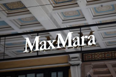 Bordeaux, Fransa - 08 19 2023: maksimum markalı logo mağazası ve metin imzalı butik kadın kadın kıyafetleri ve aksesuar mağazası ön pencereleri