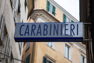 Milan, İtalya - 08 20 2023: Carabinieri Polis Teşkilatı İtalyan Ordusu logosu ve İtalya 'daki ofis binası polis cephesinde imza
