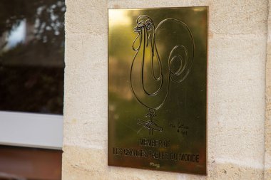 Saint-Emilion, Fransa - 08 19 2023: les grandes table du monde etiket metin logosu ve Fransız restoranlarını eleştirenler için devlet tarafından yayınlanan önemli Fransız restoran eleştirileri belgesi