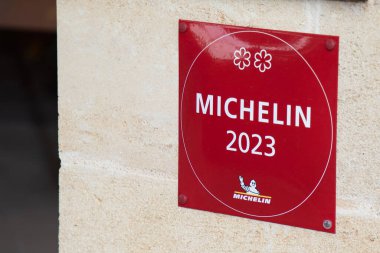 Saint-Emilion, Fransa - 08 19 2023: Michelin 2023 restoran logosu ve iyi yemek etiketli iyi bir yer için basılmış kitaplar markası.