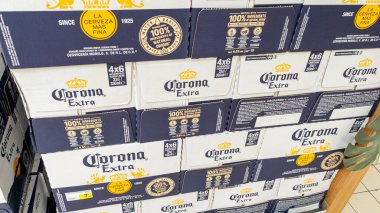 Bordeaux, Fransa - 08 19 2023: Corona Extra Bira logosu ve ayakkabı kutusu pazarında metin imzası