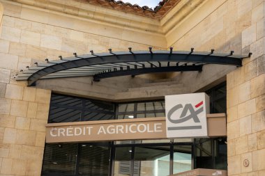 Bordeaux, Fransa - 08 19 2023: ca credit agricole logo tabelası ve Fransız sigorta bankasının ön cephesindeki marka metni
