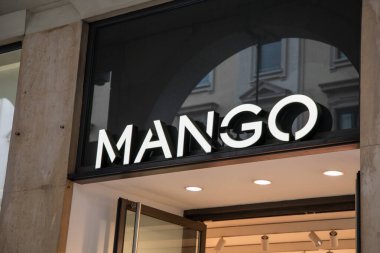 Bordeaux, Fransa - 08 19 2023: Mango logo metin zinciri ve İspanyol giyim mağazasının duvar levhası butiğin ön tabelası