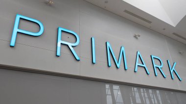 Bordeaux, Fransa - 08 19 2023: Primark Marka Moda Dükkanı ve mağazanın ön cephesindeki butik mağazası uygun fiyatlı giyim mağazası