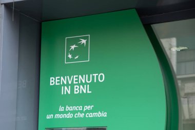 Milan, İtalya - 08 17 2023: Bnl gruppo bnp paribas logo markası ve Paris Fransız çokuluslu banka yeşil tabela ofisinin ATM metnini imzaladı
