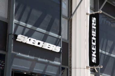 Milan, İtalya - 08 22 2023: Skechers logosu ve spor ayakkabıları mağazasının önündeki işaret levhası perakende mağazası zinciri