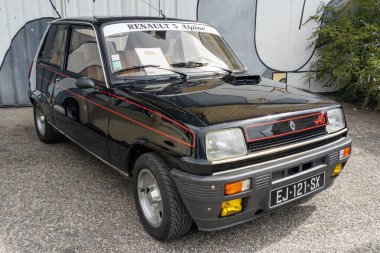 Bordeaux, Fransa - 08 19 2023: Renault 5 alp sporu siyah eski model eski model araba R5 logosu ve metin işareti yarış aracı