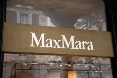 Bordeaux, Fransa - 08 19 2023: Maksimum Mara logosu zinciri ve metin tabelası Wall Fronade mağaza zinciri moda sokağı