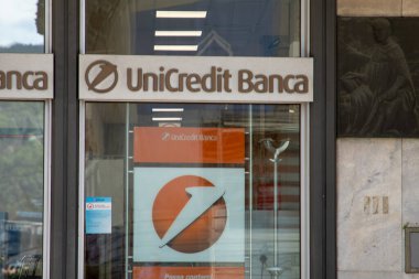 Milan, İtalya - 07 10 2023: Unicredit banca metin işareti ve logo markası Banka ofis cephesine giriş ajansı İtalyan küresel banka kuruluşu