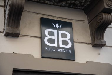 Milan, İtalya - 08 17 2023: Bijou Brigitte and bb logo markası ve ön cephedeki butik moda mücevherleri ve moda aksesuarları