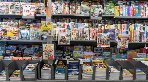 Burdeos Francia 2023 Prensa Francesa Revistas Interiores Periódicos Los Estantes —  Fotos de Stock