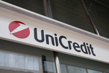 Milan, İtalya - 07 29 2023: Unicredit banka logosu ve İtalya 'da İtalya küresel bankacılığına ön cephe girişinde imza