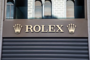 Bordeaux, Fransa - 08 19 2023: Rolex logo markası ve yazı tabelası duvar mağazası İsviçre lüks butik saat mağazası Cenevre İsviçreli saat mağazası üreticisi