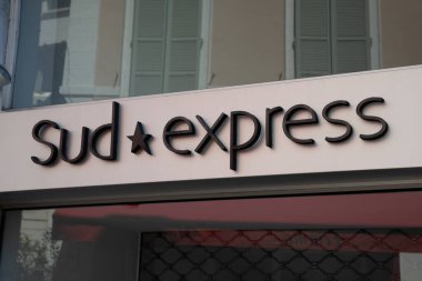 Bordeaux, Fransa - 08 19 2023: Sud Express mağaza işareti ve logo markası Fransız moda mağazasının güney zinciri ön cephesinde