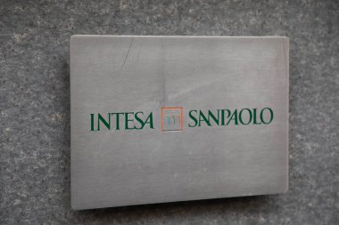 Milan, İtalya - 07 29 2023: Girişteki ofis cephesinde Intesa Sanpaolo metin ve logo markası