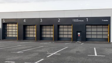 Bordeaux, Fransa - 08 28 2023: Renault dakika giriş galerisi araba tabelası amblemi ve garaj aracında Fransızca yazı.