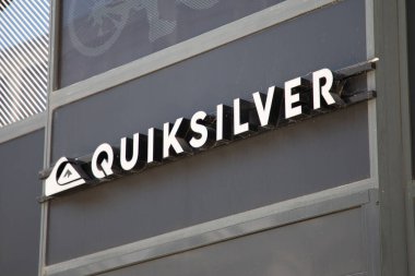 Milan, İtalya - 08 22 22 2023: Quiksilver imza dükkanı ve mağaza logosu giriş zinciri moda cephesinde