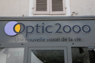 Bordeaux, Fransa - 09 01 01 2023: Optik 2000 logosu ve giriş mağazası sokak markası Optisyen gözlükleri üzerindeki cephe işareti metni