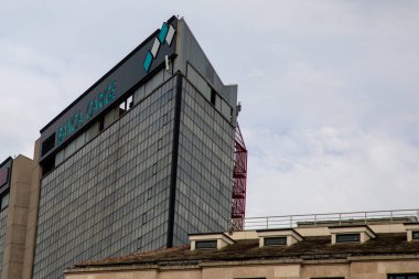 Milan, İtalya - 08 17 2023: Banca Carige logosu ve Milan şube işareti Cassa di Risparmio di Genova e Imperia İtalyan zinciri