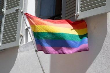 LGBT cephesindeki LGBT topluluğunun cinsiyet ayrımcılığı kavramına gökkuşağı bayrağı işareti