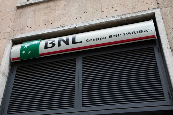 Milan, İtalya - 08 17 2023: Bnl gruppo bnp paribas logo markası ve Fransa Paris çok uluslu bankasının ön cephe giriş belgesi