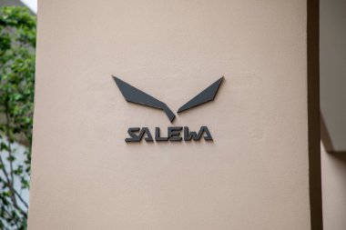 Milan, İtalya - 08 29 2023: Salewa tabela ön cephe mağazası İtalya ve ana caddedeki butik moda kıyafetleri üzerine logo marka mağazası