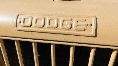 Bordeaux, Fransa - 09 04 2023: Dodge vintage logo markası ve yarım ton Komuta aracı WC6 'nın önündeki işaret levhası