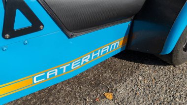 Bordeaux, Fransa - 09 04 2023: Caterham Lotus 7 r 135 logo markası ve yan yarış üstü açılabilen klasik araba üzerinde yazı.