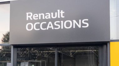 Bordeaux, Fransa - 08 28 28 2023: Renault fırsat arabaları logo metin bayii mağaza ikinci el dükkanında arabaları Fransız markası imzaladı