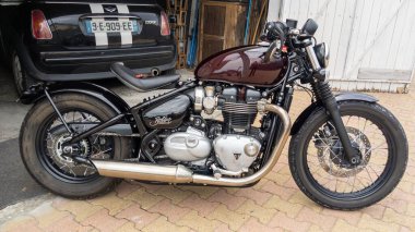 Bordeaux, Fransa - 08 28 28 2023: Zafer Bobber Bonneville özel bisiklet detayı yan görünüş logosu ve metin işareti