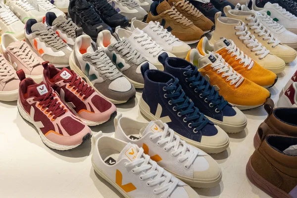 法国波尔多 2023 Veja标志和鞋子上的文字品牌许多在有尊严的条件下生产的运动鞋直接生产厂商 — 图库照片