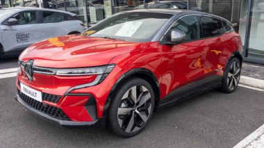 Pau, Fransa - 09 06 2023: Renault megane e-teknoloji logosu ve bayiliğe park edilmiş kırmızı elektrikli araba markası.