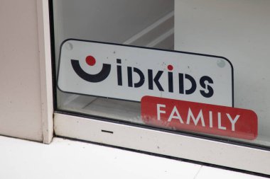 Lyon, Fransa - 08: 30 2023: Duvar giriş butiğindeki aile cephesi logosu ve metin mağazası tabelası.