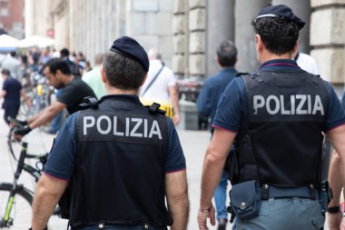 Milan, İtalya - 08 17 2023: İtalyan polizia italia polisi