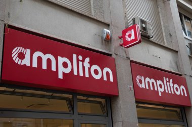 Bordeaux, Fransa - 09 01 2023: Amplifon kırmızı logosu ve ön cephe işitme cihazı mağazasında metin imzası