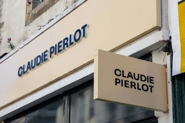 Milan, İtalya - 09 06 2023: Claudie pierlot ön cephe logosu ve moda ticari giyim zincirinin moda tekstil mağazasının girişinde metin işareti