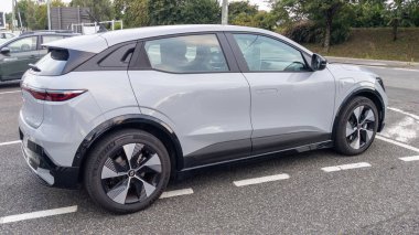Pau, Fransa - 09 06 2023: Renault megane e-teknoloji araç elektrikli logo ve modern yeni araç üzerinde metin imzalama