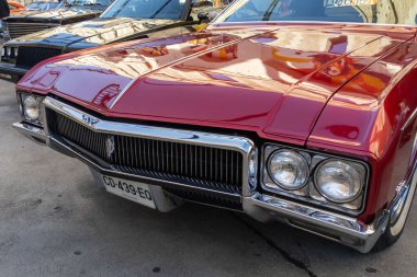 Bordeaux, Fransa - 09 04 2023: Buick Riviera 1970 Amerikan otomobili logosu ve metin kodu retro eski zaman aracı