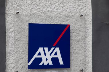 Bordeaux, Fransa - 09 01 01 2023: axa logo metni ve banka ve sigorta bürosu ön cephesi imzası