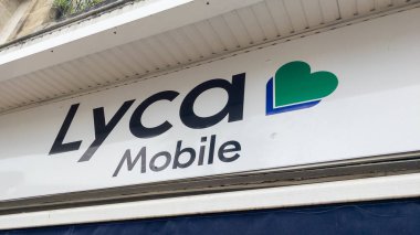 Bordeaux, Fransa - 09 01 01 2023: Lyca mobil logo metni ve mobil sanal ağ operatörünün ön cephesi vitrinlerde düşük maliyetli perakende satış mağazası fransızı