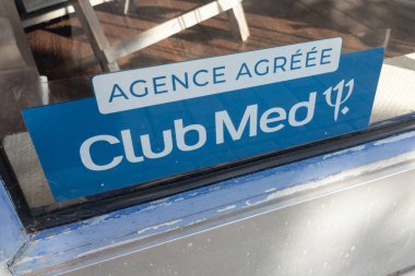 Bordeaux, Fransa - 09 04 2023: Club Med imzası metin ve logo markası giriş ofisi Club Mediterranee seyahat acentesi her şeyi kapsayan tatiller için