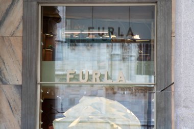 Milan, İtalya - 09 07 2023: furla pencere logosu markası ve mağaza zinciri mağazalarının ön girişinde metin imzası