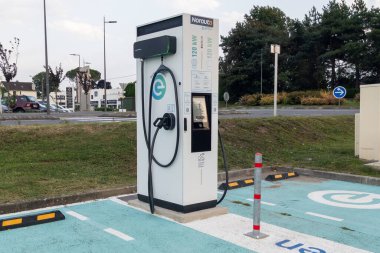 Bordeaux, Fransa - 09 04 2023: Norauto evzen marka logo ve elektrikli otomobil için elektrik şarj eden caddenin önündeki metni imzala