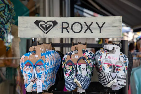 Bordeaux, Aquitaine France - 04 12 2023: Roxy metin logosu ve kadın moda sörfçüleri yaz mevsiminde giysi mağazalarında ayakkabı sergileniyor.