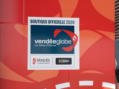 Les Sables-d 'Olonne, Fransa - 09: 12 2023: Vendee globe butik butiği resmi yat yarışı logosu mağazası ve dünya atölyesinin etrafında yarış işareti