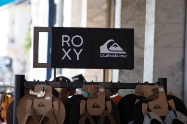 Bordeaux, Aquitaine France - 04 12 2023: Roxy mağazası logosu ve yazı kadın giyim mağazasında yazı gösteren yazı simgesi.